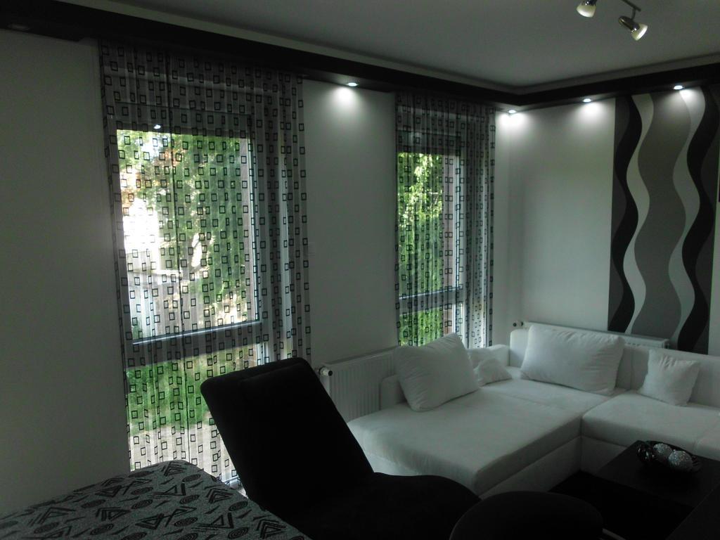 Feszek Apartman ديبريتْسين الغرفة الصورة