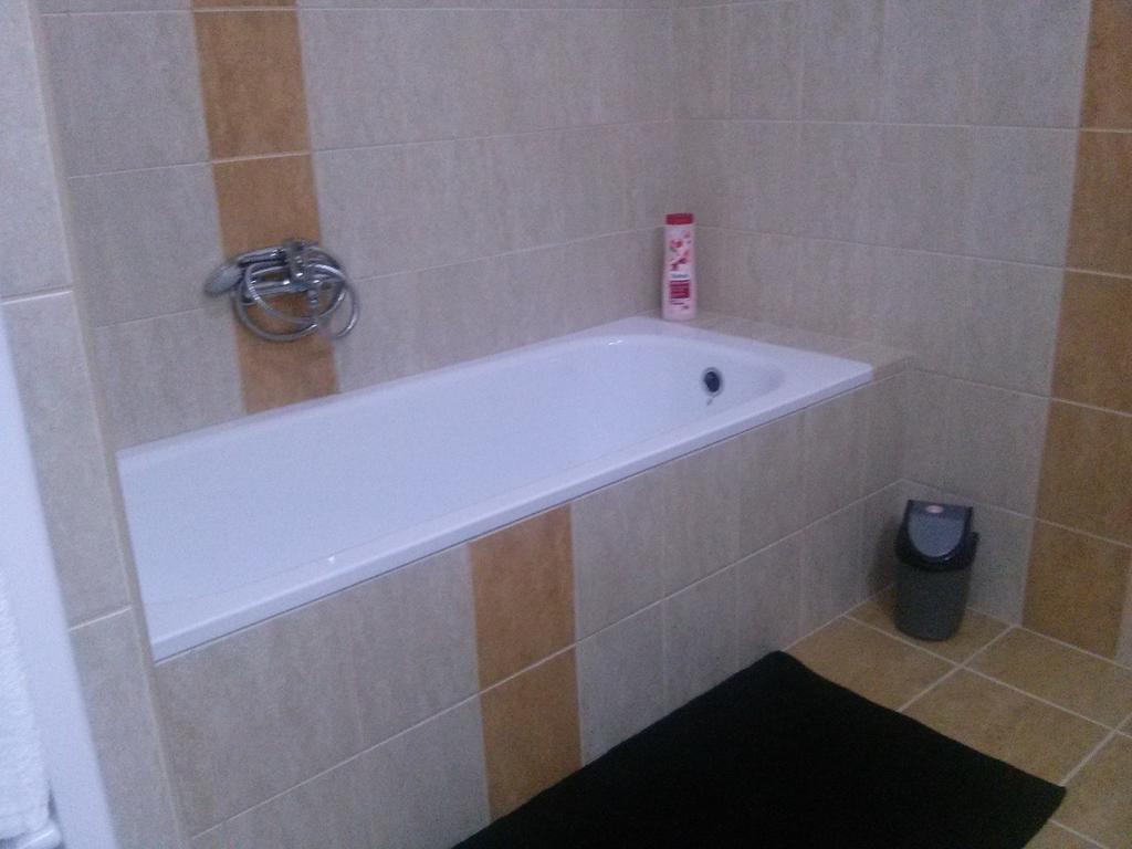 Feszek Apartman ديبريتْسين الغرفة الصورة